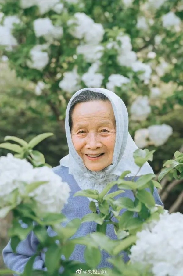 太美太暖！90后姑娘为80岁外婆拍大片！“我要给外婆拍到一百岁！”休闲区蓝鸢梦想 - Www.slyday.coM