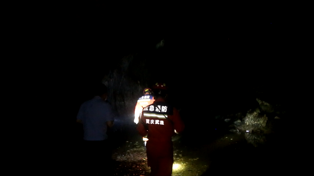 消防救援人员展开救援。武隆消防供图
