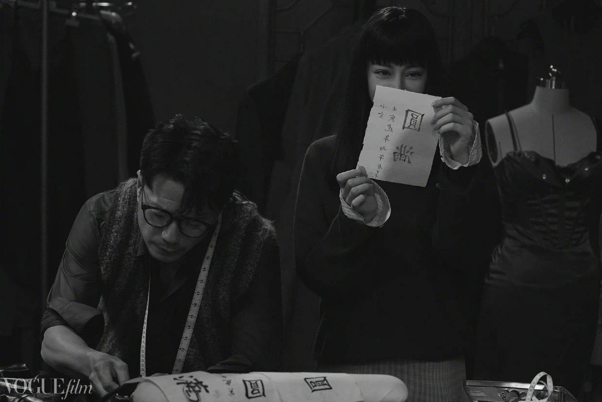 迪丽热巴段奕宏合拍大片，儒雅大叔鬼马少女质感足休闲区蓝鸢梦想 - Www.slyday.coM