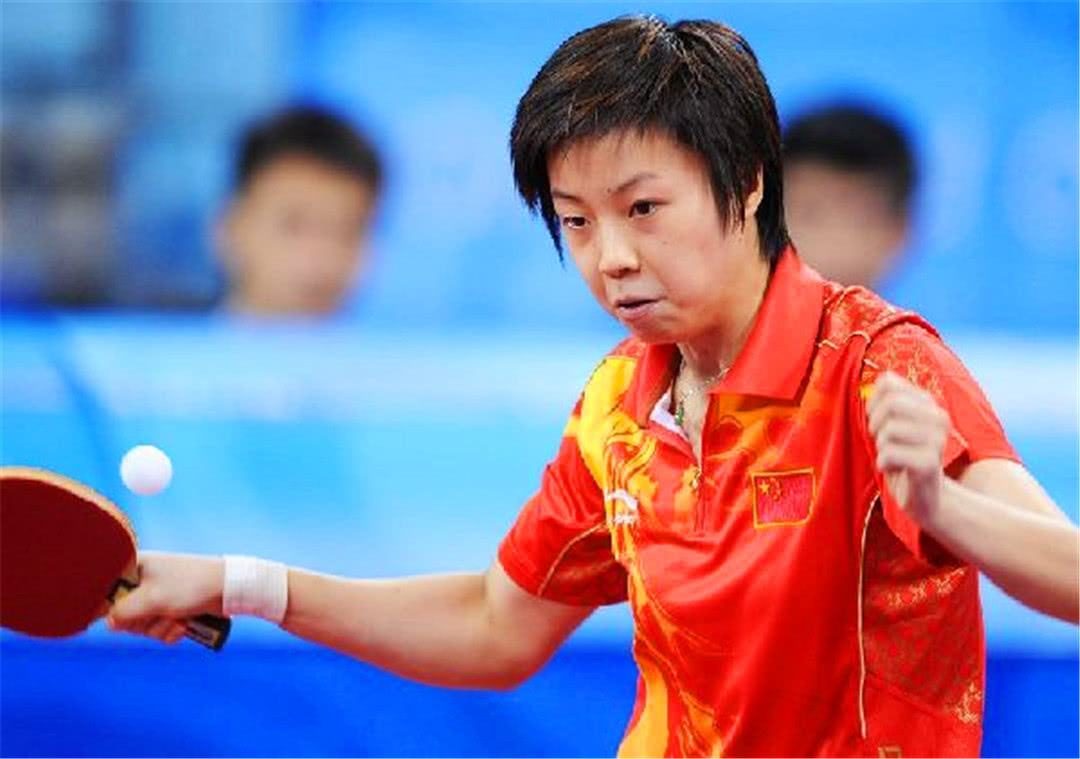 然而,年轻的张怡宁面对一姐王楠,丝毫不惧,开局就迅速进入比赛状态
