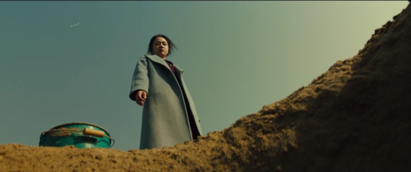 影片结尾处,瑞莱为自己掘好了坟墓,有一个仰拍的镜头,瑞莱身穿蓝色长