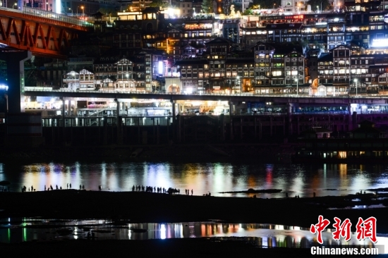 重庆洪崖洞暂停景观照明休闲区蓝鸢梦想 - Www.slyday.coM