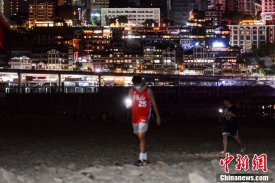 重庆洪崖洞暂停景观照明休闲区蓝鸢梦想 - Www.slyday.coM