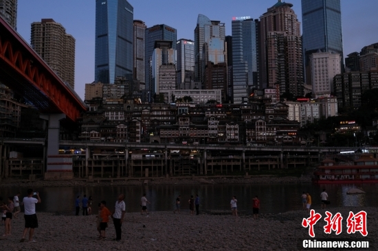 重庆洪崖洞暂停景观照明休闲区蓝鸢梦想 - Www.slyday.coM