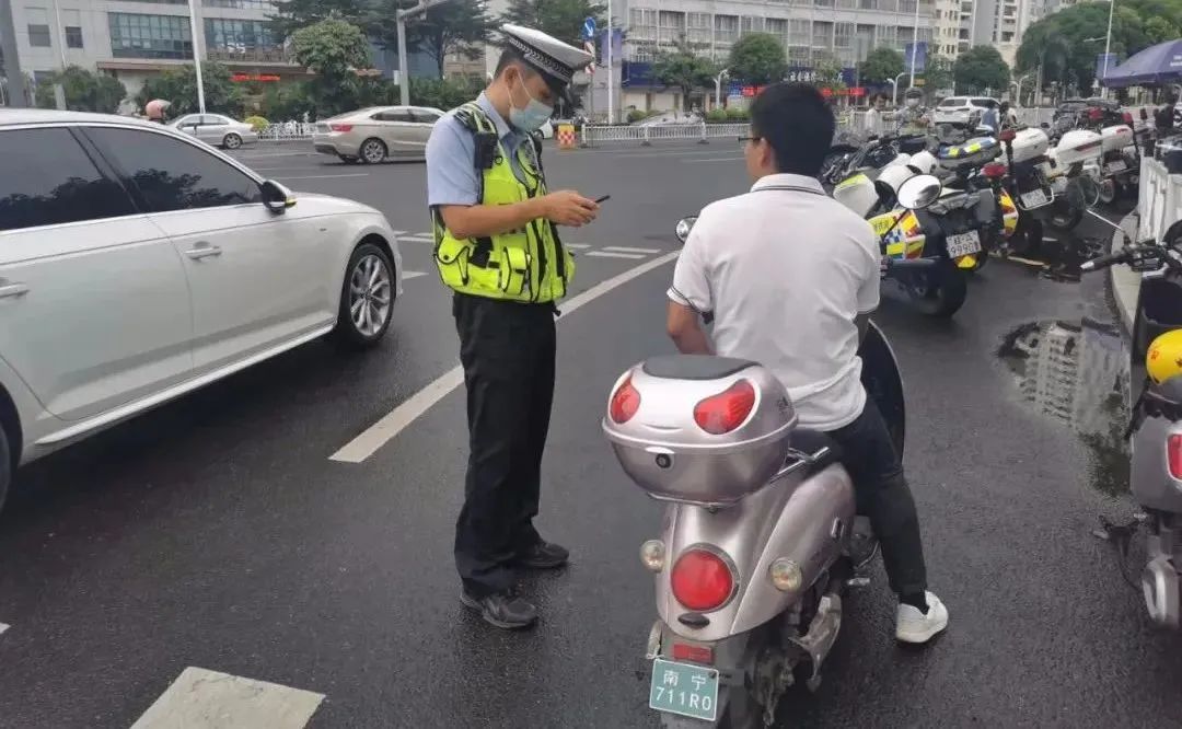 电驴竟挂“纸车牌”上路！交警：连假牌都不算！太假了！休闲区蓝鸢梦想 - Www.slyday.coM