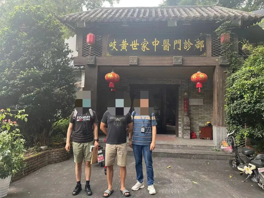 图为警方在涉案门诊部抓获一名团伙成员（左二）。广州警方供图