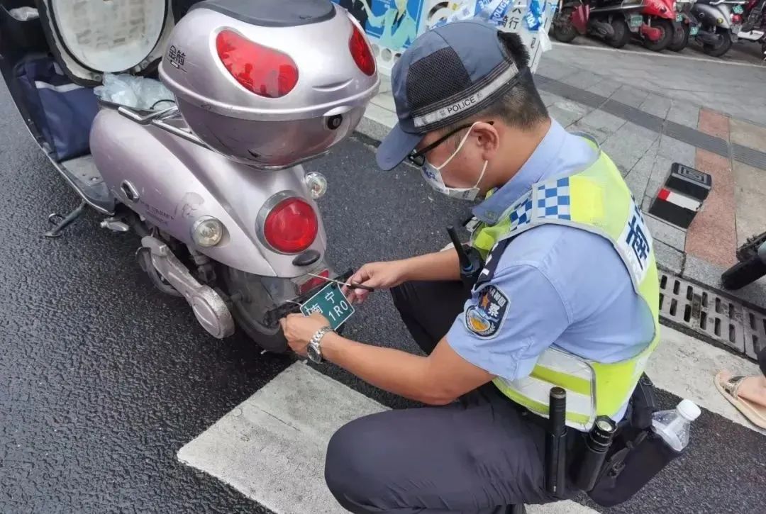 电驴竟挂“纸车牌”上路！交警：连假牌都不算！太假了！休闲区蓝鸢梦想 - Www.slyday.coM