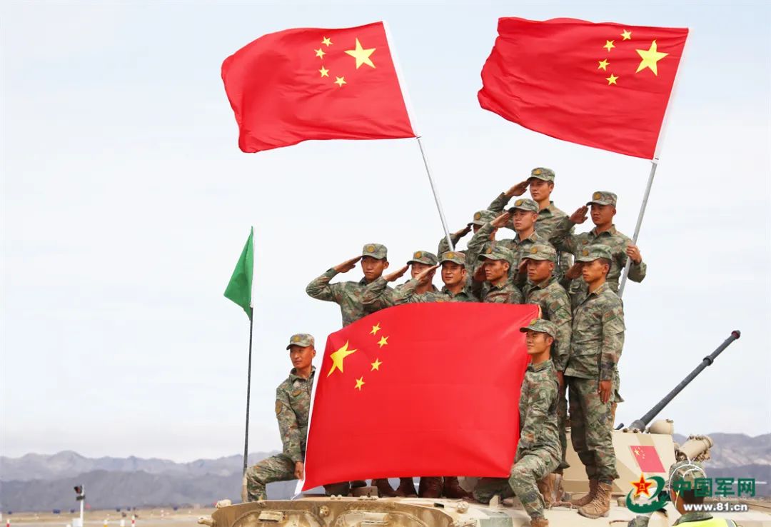 中国参赛车组结束比赛后展示国旗.张永进 摄
