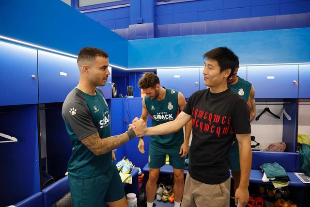 武磊在西班牙人队的更衣室与队友告别.图片来源:新华社