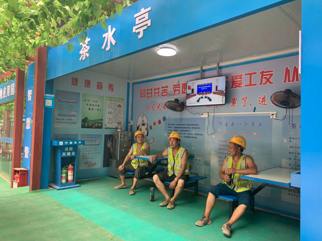 重庆建设工人在工地茶水亭内休息.新华社记者 周闻韬 摄