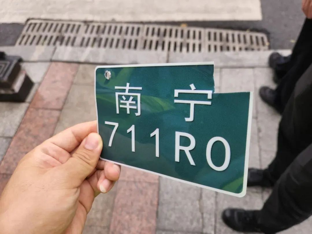 电驴竟挂“纸车牌”上路！交警：连假牌都不算！太假了！休闲区蓝鸢梦想 - Www.slyday.coM