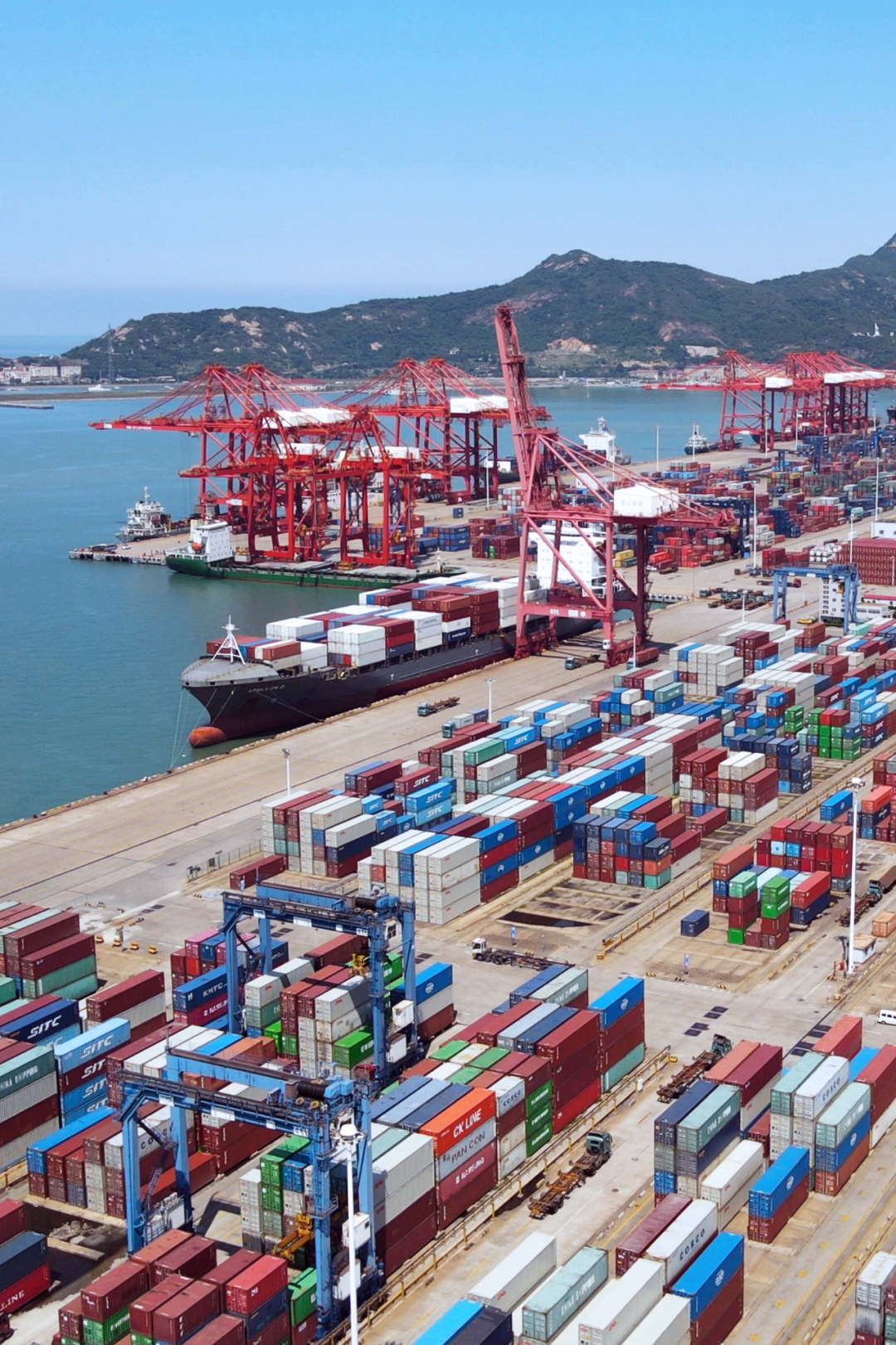 连云区的货运码头,迎接南来北往的货物.摄影/杨波