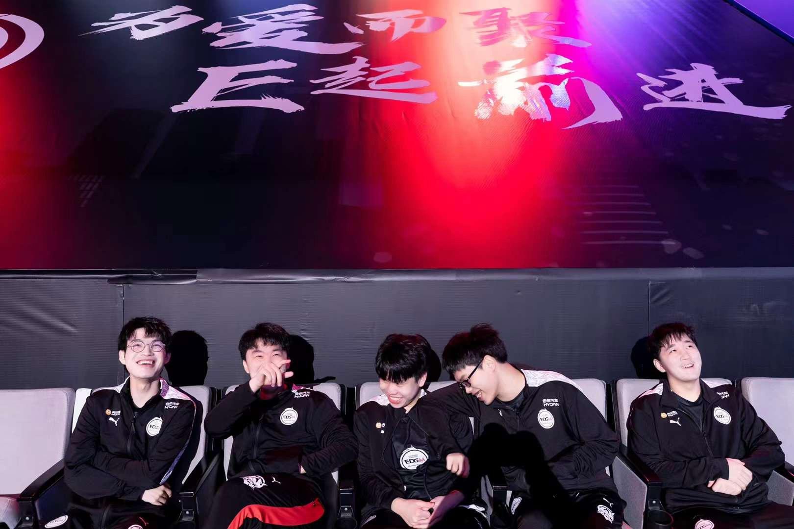 “三冠边路”柠栀还没想过退役，能打就会一直打下去｜专访休闲区蓝鸢梦想 - Www.slyday.coM