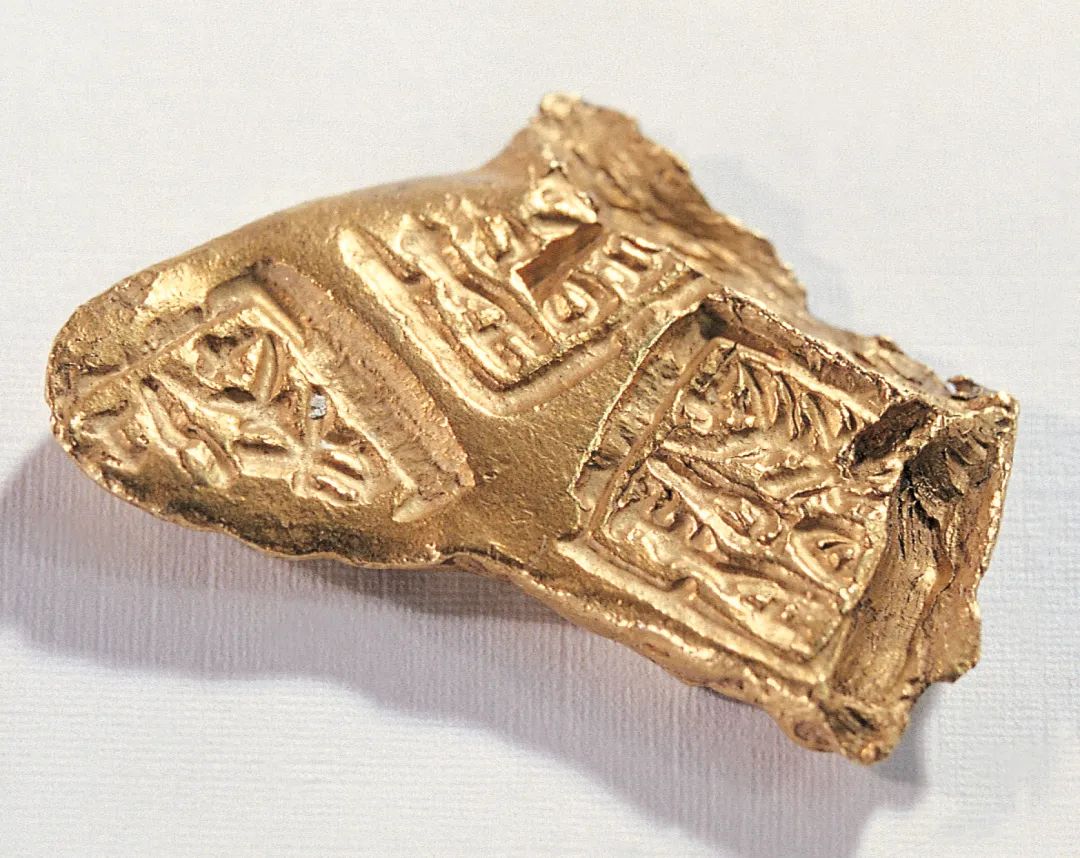 有"郢爯"字样的金币楚国繁盛时期的郢都纪南城,出土的陶水井圈,筒板瓦