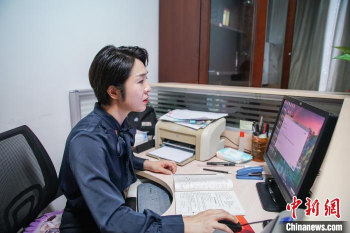 图为钟青芯在学校办公。 陈冠言 摄