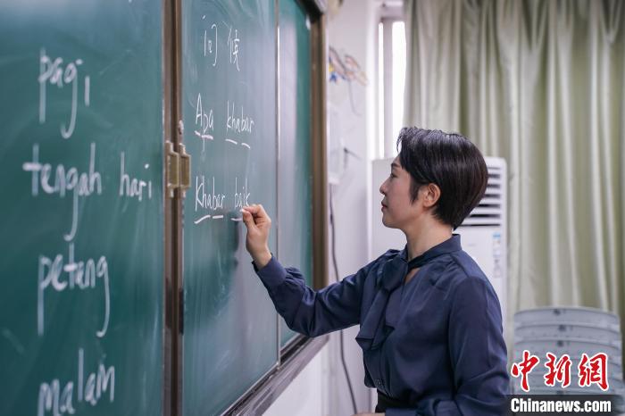 图为钟青芯给学生授课。 陈冠言 摄