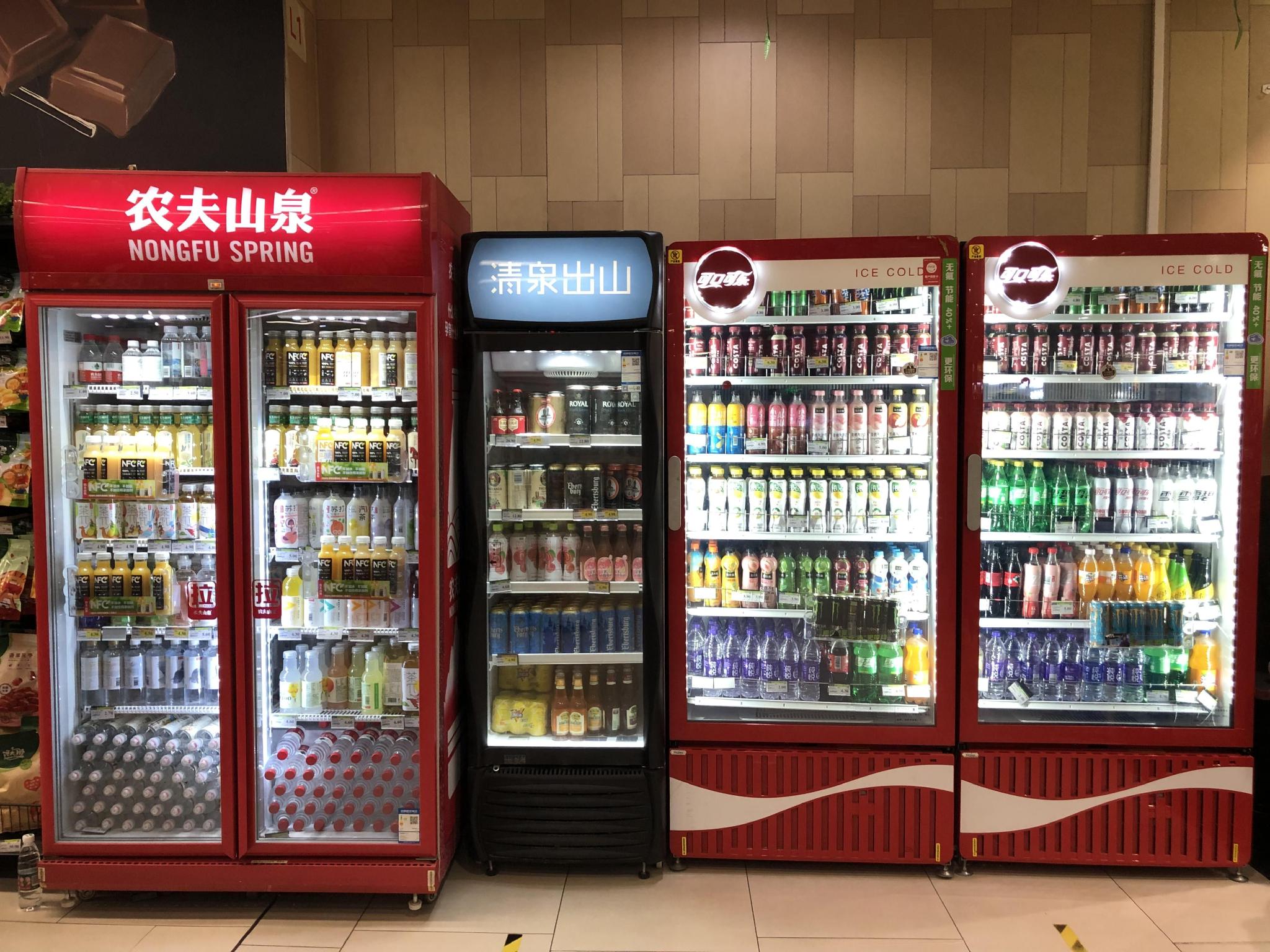 馋大师的冰柜,该超市的另一出口处也有农夫山泉与可口可乐的冰柜