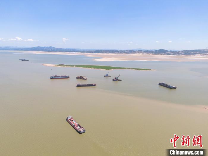 鄱阳湖水位持续走低航拍标志性水文站星子站附近水域