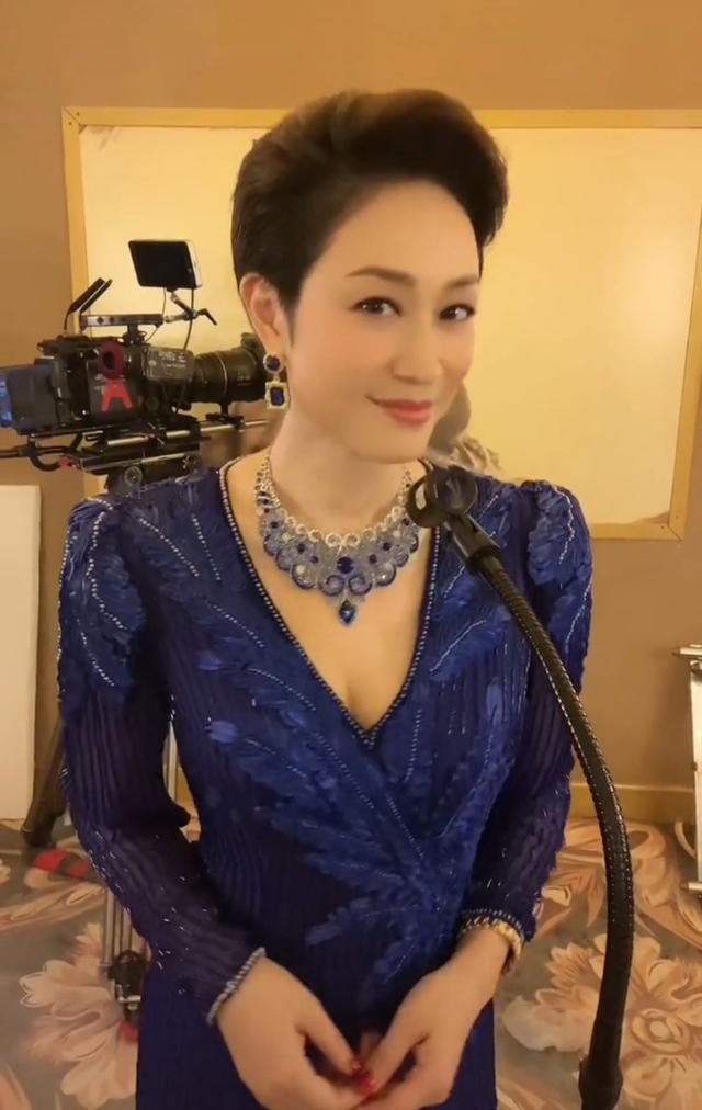 55岁陈法蓉穿深v秀事业线,浑身珠宝贵气逼人,表情娇俏不显老|陈法蓉