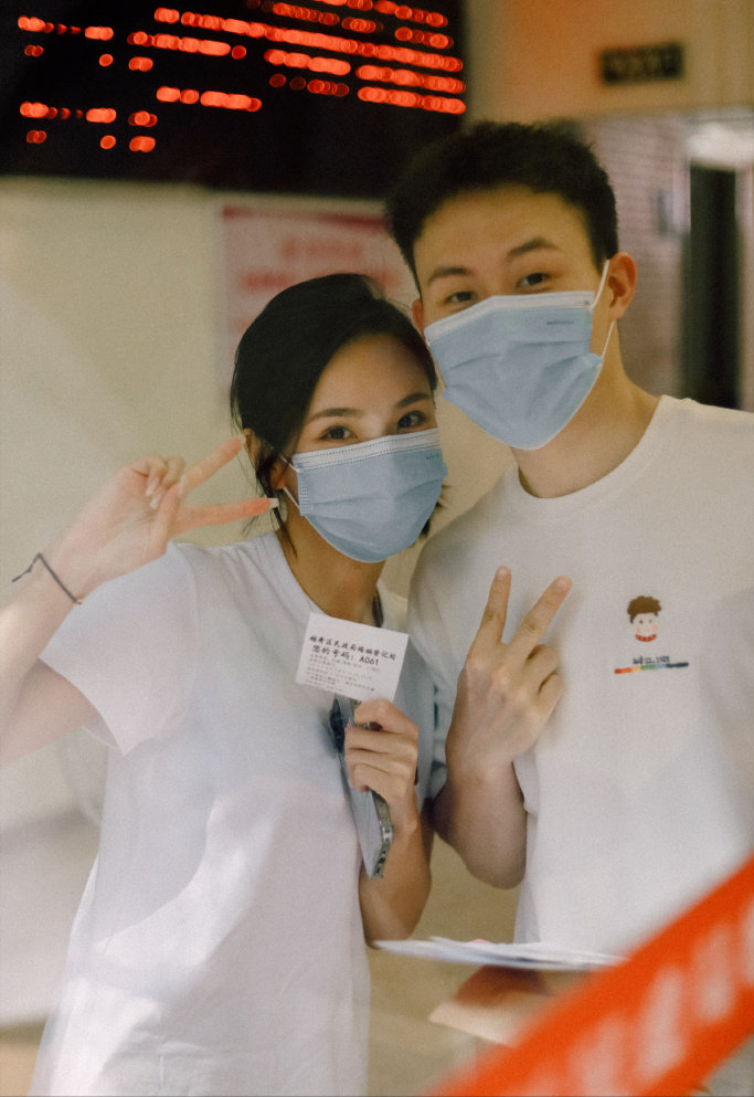 奥运跳水双冠王谢思埸官宣结婚,两人露肩显亲密,贴脸合照太幸福|谢思