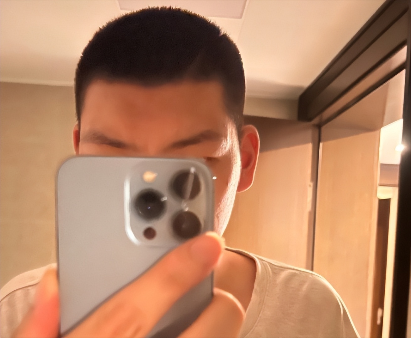 发了一张自己的自拍,我们明显可以看到他已经将自己的头发剃成了平头