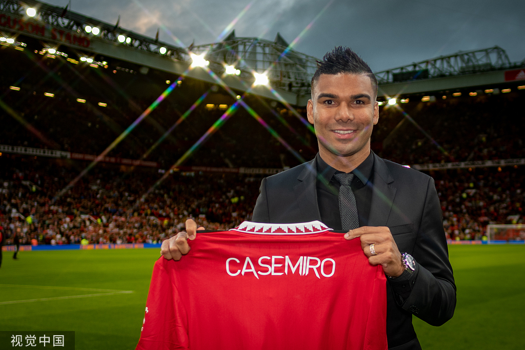 卡塞米羅舉起了他的曼聯球衣。