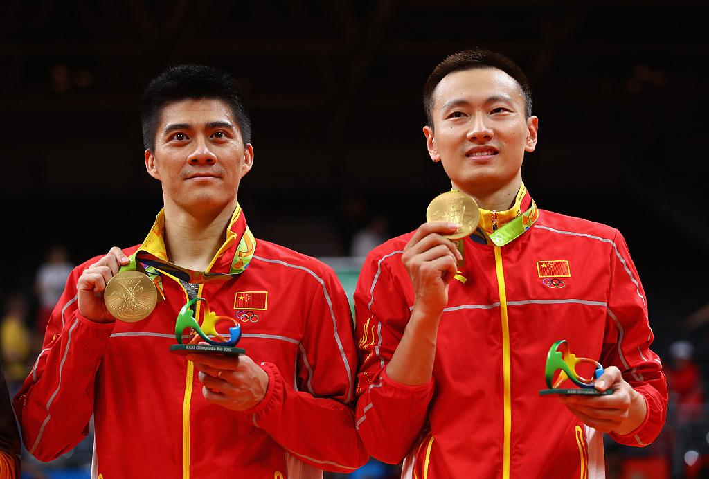 张楠（右）/傅海峰获里约奥运会羽毛球男双金牌。 资料图/视觉中国