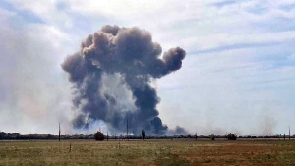 9日，俄罗斯在克里米亚的萨基空军基地遭袭击后发生爆炸，烟雾腾空而起。（欧洲新闻图片社）