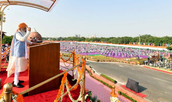 2021年8月15日，印度总理纳伦德拉·莫迪在德里举行的独立日庆祝仪式上讲话