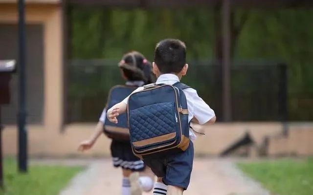 家长请注意！给孩子买书包可不能只看“颜值”休闲区蓝鸢梦想 - Www.slyday.coM