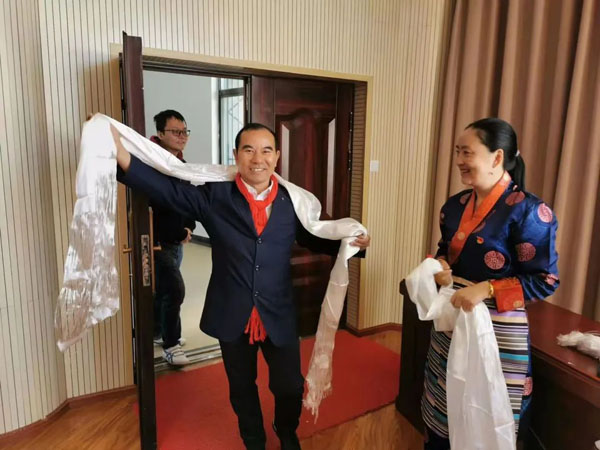 是当地教师的“专业师父”，也是藏族孩子的“上海阿爸”！来看他们的援藏故事休闲区蓝鸢梦想 - Www.slyday.coM