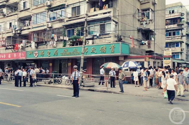 2002年，上海市发生一起抢劫案件，邮储所10万元现金被抢劫。图片来源/上海公安