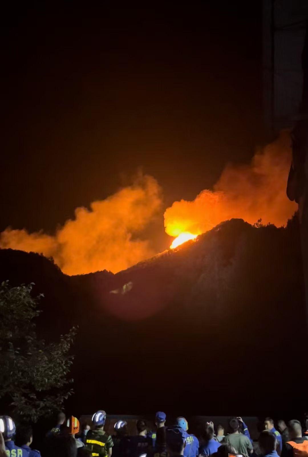 8月21日晚，重庆市巴南区突发山火，现场火光冲天。受访者供图