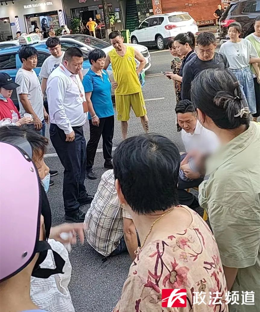 抬车救人！长沙4岁男童跑上马路被卷车底，10多名路人冲了上去休闲区蓝鸢梦想 - Www.slyday.coM