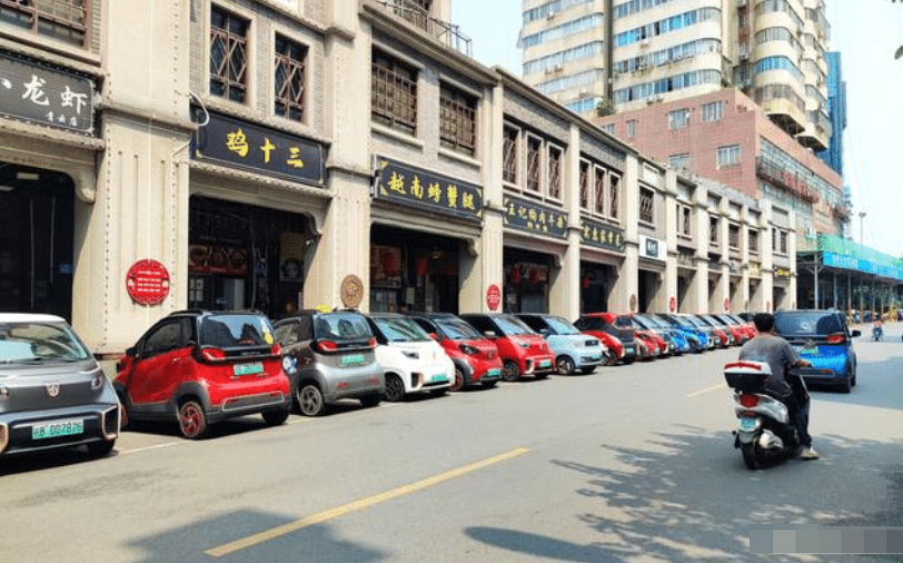 抖音上线付费聊天装扮商城，对标QQ首次试水社交商业化