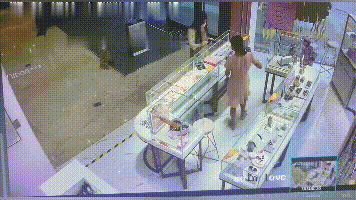 男子为当网红将锅改成方向盘，边泡面边开车！休闲区蓝鸢梦想 - Www.slyday.coM