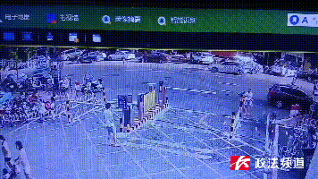 抬车救人！长沙4岁男童跑上马路被卷车底，10多名路人冲了上去休闲区蓝鸢梦想 - Www.slyday.coM