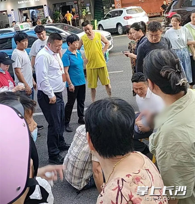 生死1分钟，男孩被卷车底，10余路人抬车救人休闲区蓝鸢梦想 - Www.slyday.coM