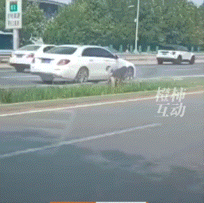 男子为当网红将锅改成方向盘，边泡面边开车！休闲区蓝鸢梦想 - Www.slyday.coM