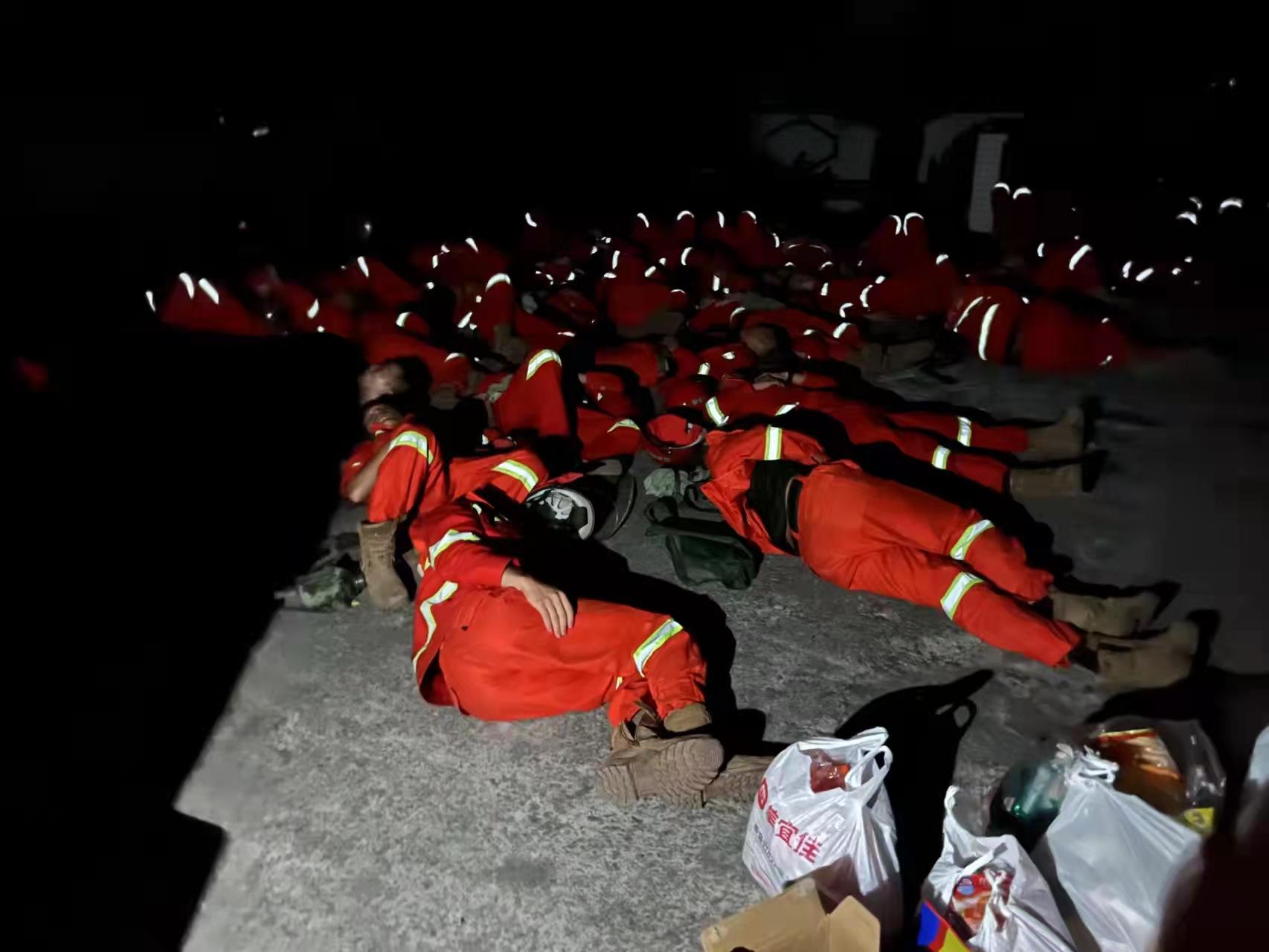 救援队员晚间在山上待命。受访者供图