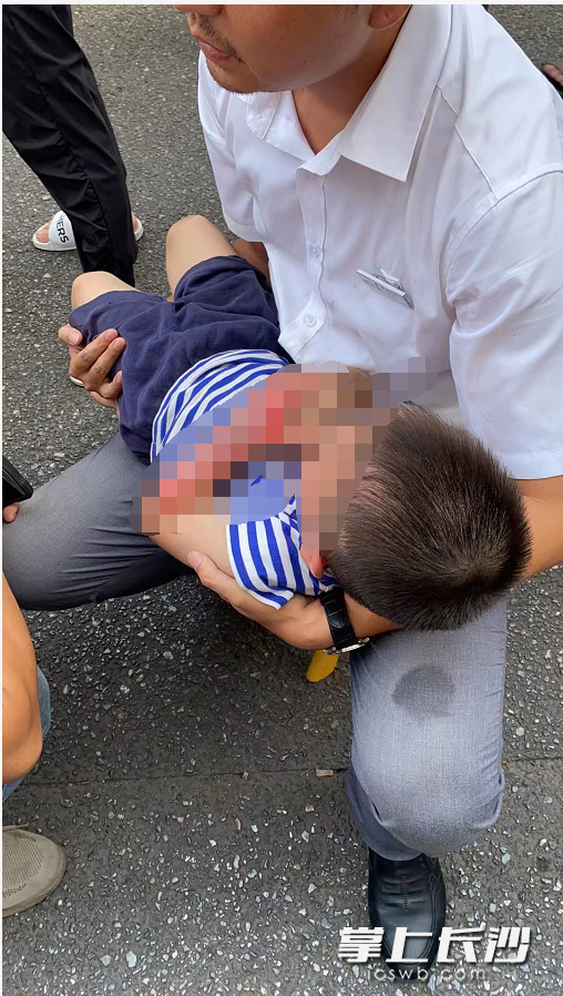 生死1分钟，男孩被卷车底，10余路人抬车救人休闲区蓝鸢梦想 - Www.slyday.coM