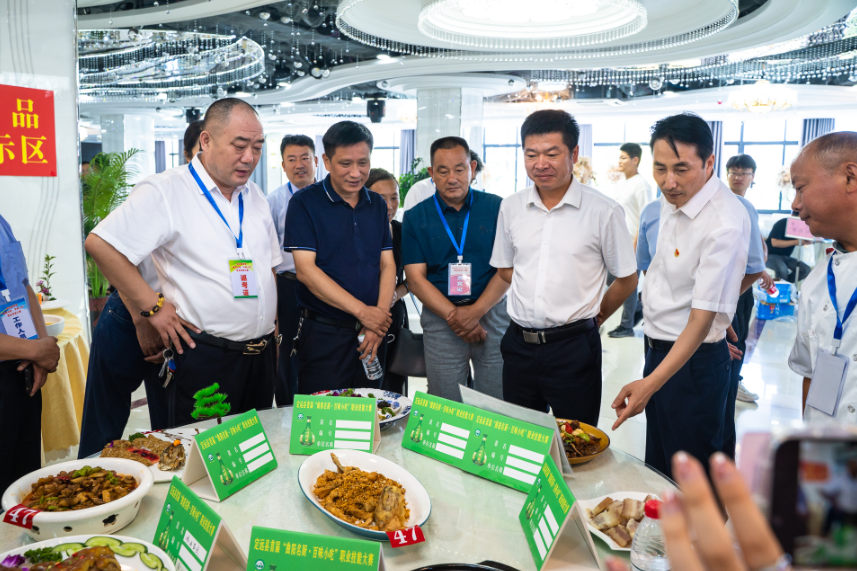 定远美食排行榜_定远有名的烧饼西施,梅干菜烧饼3.5元1个,1天能卖700块
