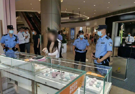 男子为当网红将锅改成方向盘，边泡面边开车！休闲区蓝鸢梦想 - Www.slyday.coM