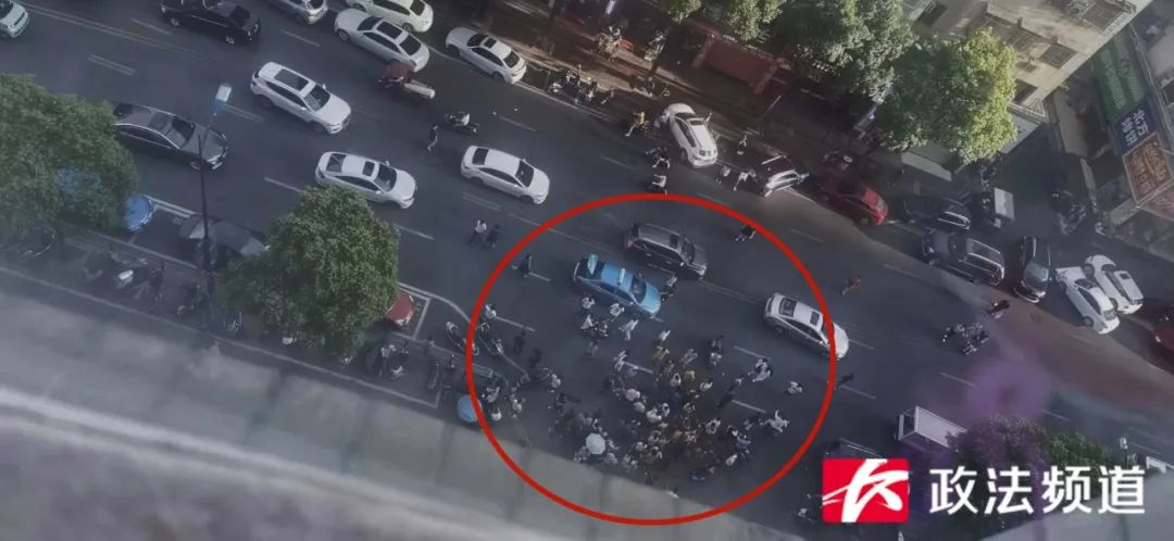 抬车救人！长沙4岁男童跑上马路被卷车底，10多名路人冲了上去休闲区蓝鸢梦想 - Www.slyday.coM