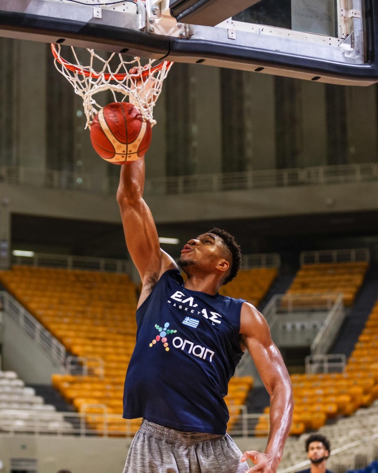 字母哥晒扣篮照:专注于下一步|扣篮|吉安尼斯·安特托孔波|雄鹿_新浪