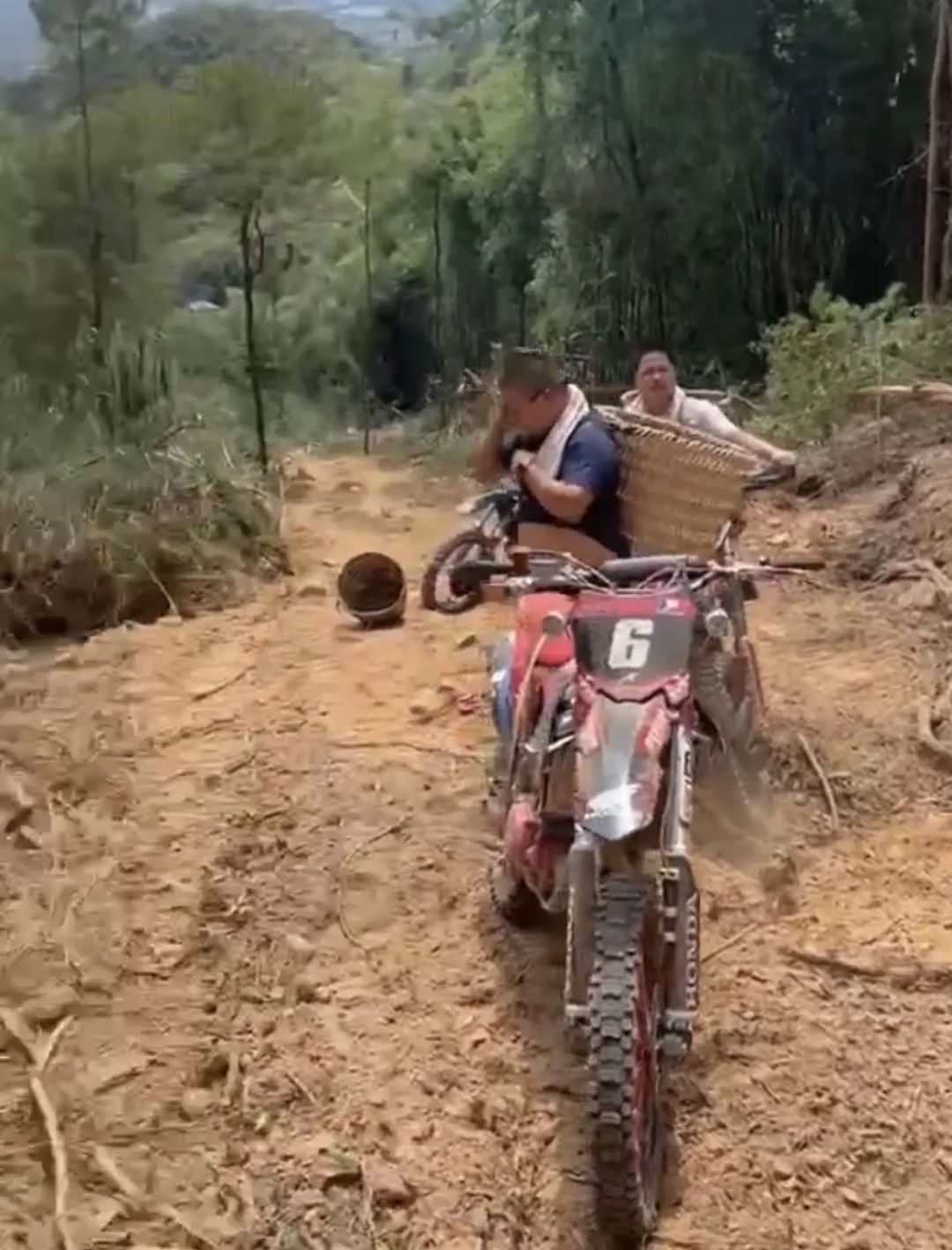 重庆北碚山火，仍在扑救中休闲区蓝鸢梦想 - Www.slyday.coM