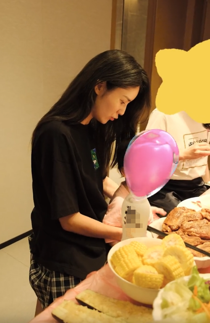 林峯携妻女参加饭局,张馨月抱娃不方便,吴卓羲给她卷肉很贴心休闲区蓝鸢梦想 - Www.slyday.coM 林峯携妻女参加饭局,张馨月抱娃不方便,吴卓羲给她卷肉很贴心休闲区蓝鸢梦想 - Www.slyday.coM