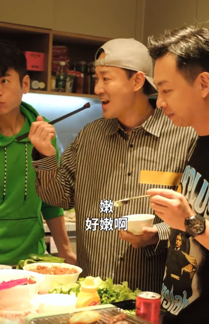 林峯携妻女参加饭局,张馨月抱娃不方便,吴卓羲给她卷肉很贴心休闲区蓝鸢梦想 - Www.slyday.coM 林峯携妻女参加饭局,张馨月抱娃不方便,吴卓羲给她卷肉很贴心休闲区蓝鸢梦想 - Www.slyday.coM