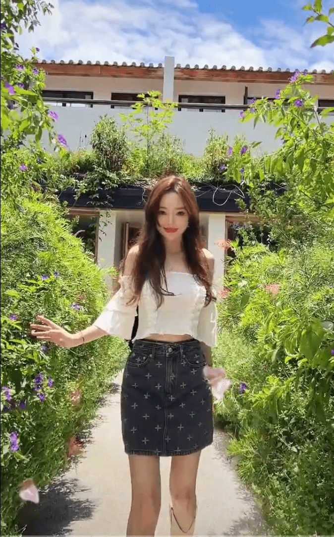 40岁李小璐近照美貌满分太冻龄,置身花园笑容清甜__财经头条
