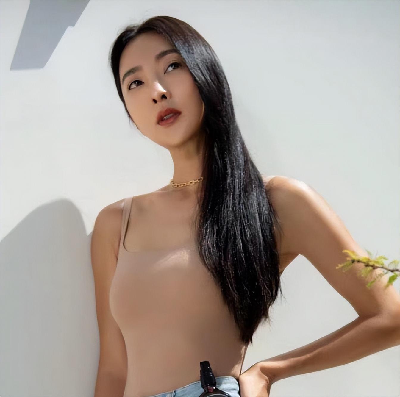 曹格娇妻穿肉色紧身衣拍照!